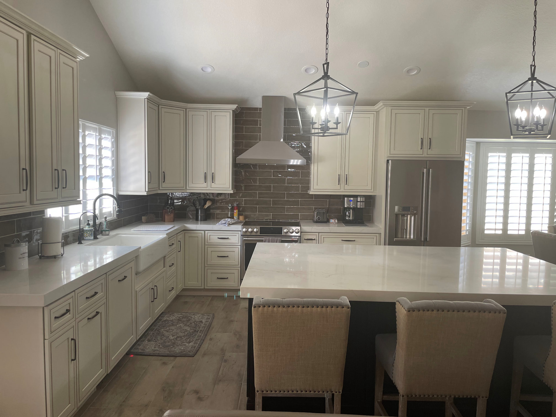 Ivory glazed kitchen with large quartz island